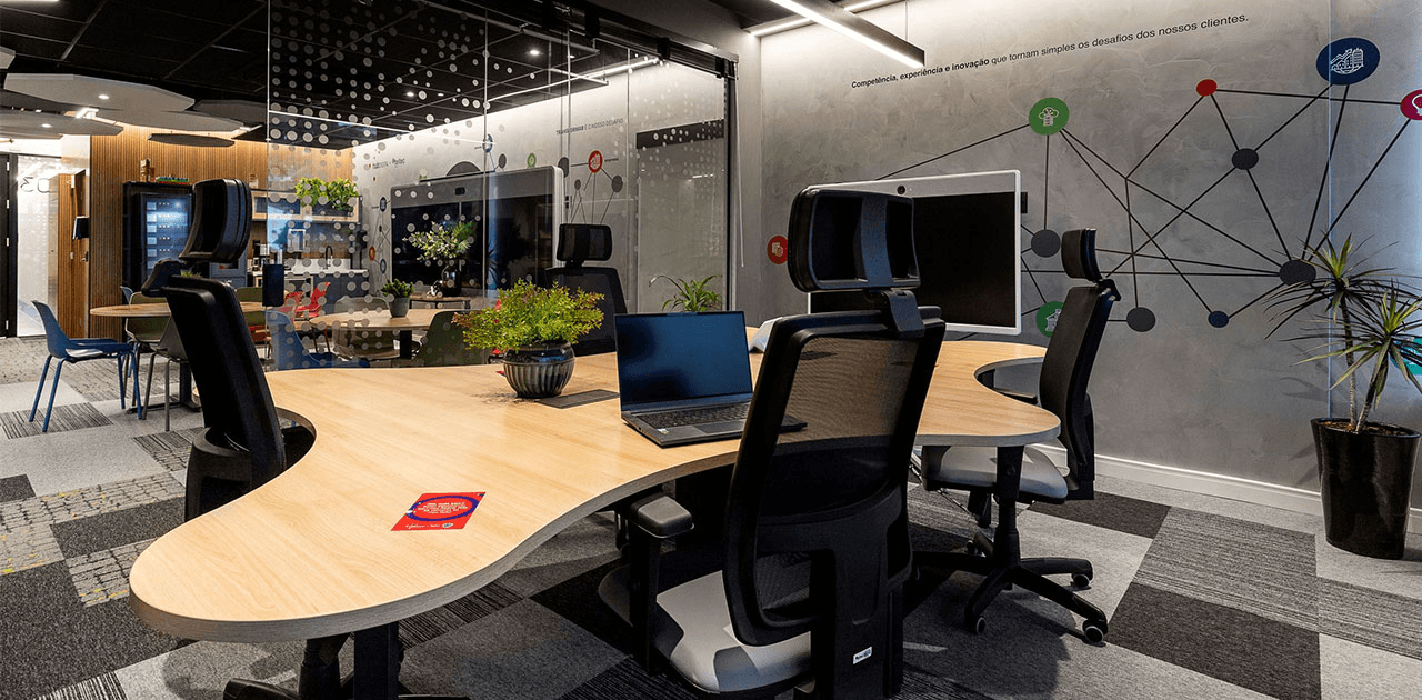 Ambiente de escritório corporativo com móveis planejados